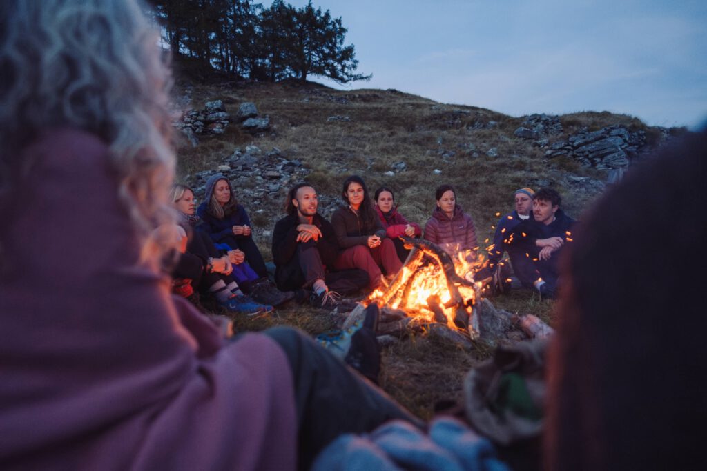 Gruppe der Breathwork Ausbildung zur Integrationszeit am Feuer